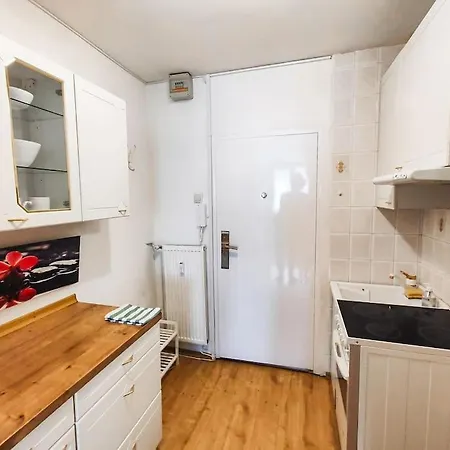 Quiet Near Center Apartma